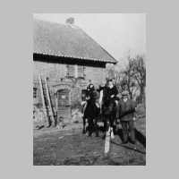 029-0002 Otto Buttgereit mit den Pferden im Hof vor dem Stallgebaeude im Jahre 1943 .jpg